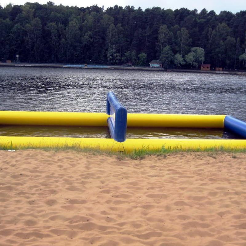Водный волейбол. Волейбол на воде. Надувной волейбол. Площадка для волейбола на воде.